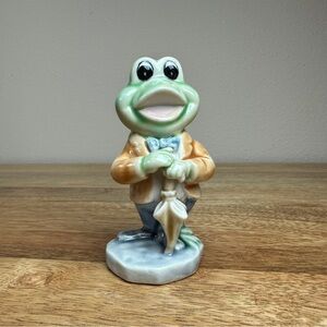 FATHER TUCK'S VINTAGE "FROGGY WOULD A‎ WOOING GO" FIGURINE. UMBRELLA